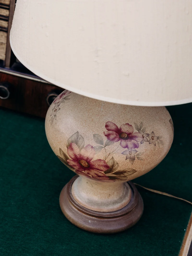 Suzanne, la lampe à la base florale en céramique N°625