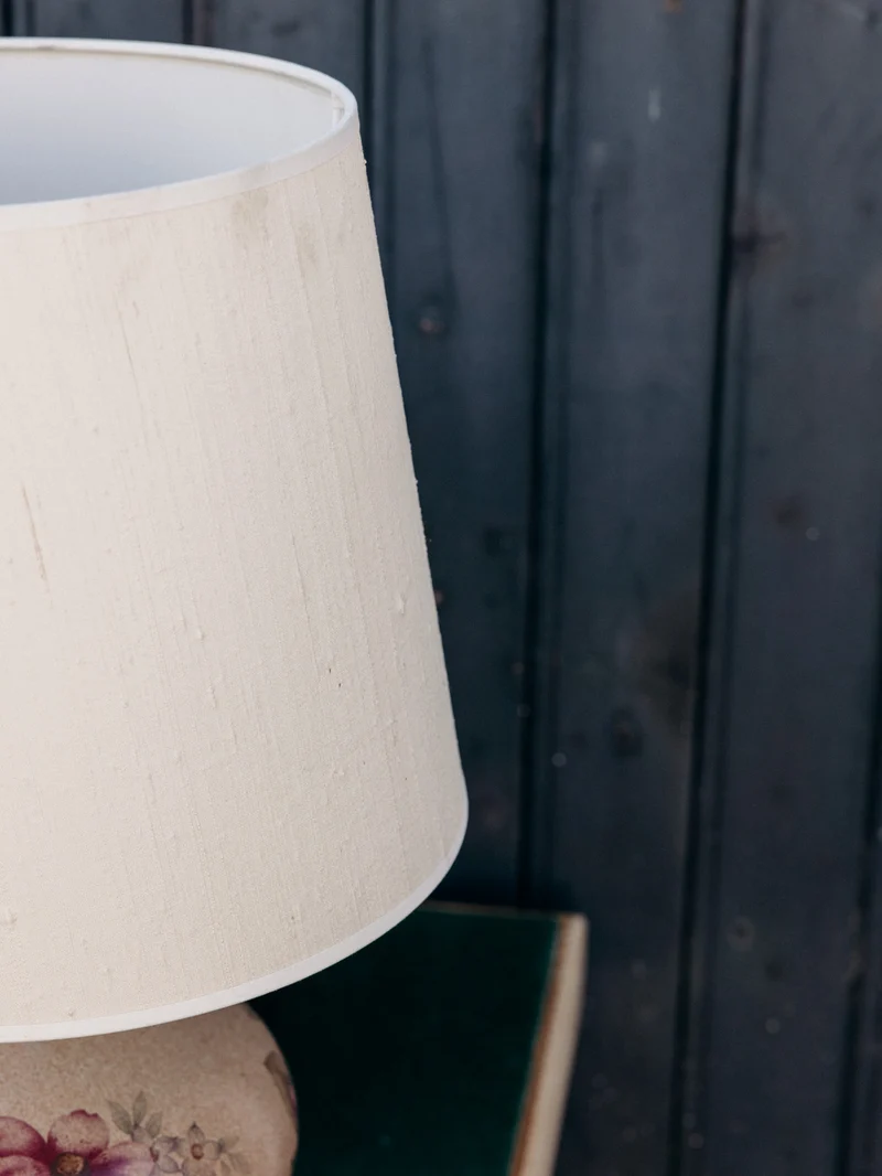 Suzanne, la lampe à la base florale en céramique N°625
