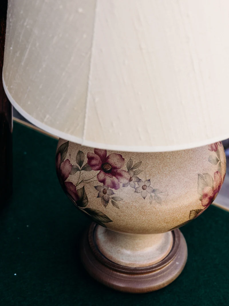 Suzanne, la lampe à la base florale en céramique N°625