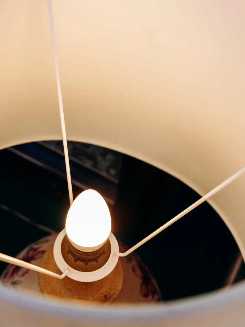 Suzanne, la lampe à la base florale en céramique N°625