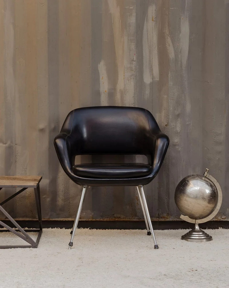 Jakob, le fauteuil en cuir noir et chromé N°1337