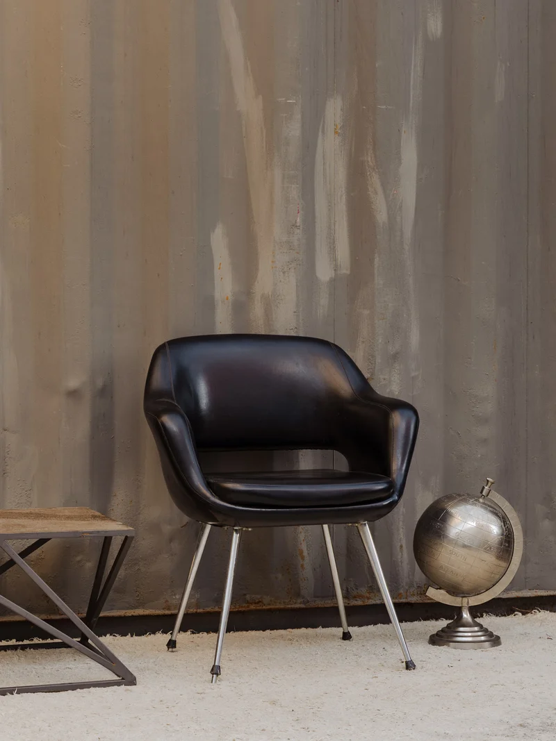 Jakob, le fauteuil en cuir noir et chromé N°1337