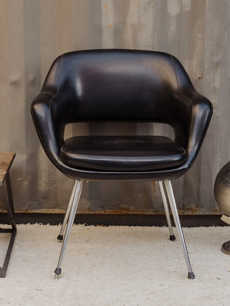 Jakob, le fauteuil en cuir noir et chromé N°1337