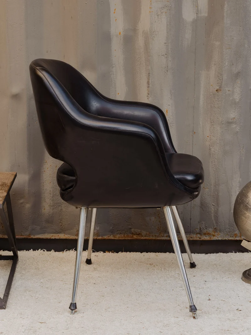 Jakob, le fauteuil en cuir noir et chromé N°1337