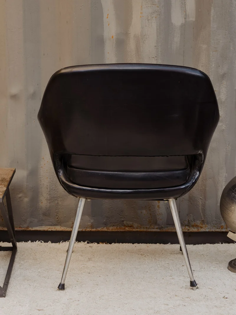 Jakob, le fauteuil en cuir noir et chromé N°1337