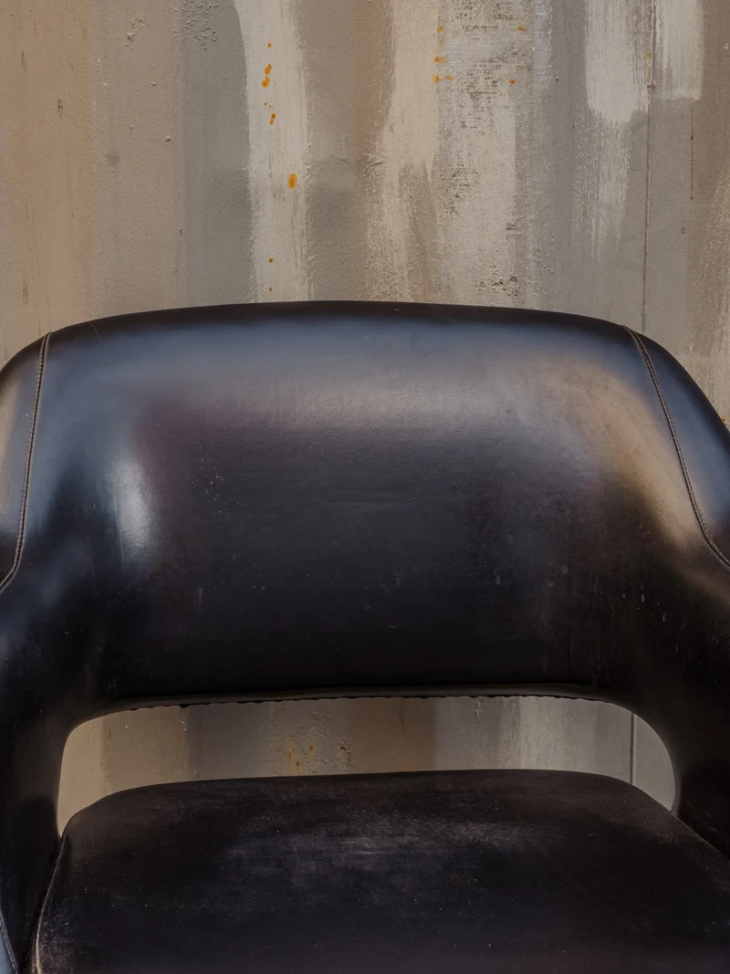 Jakob, le fauteuil en cuir noir et chromé N°1337