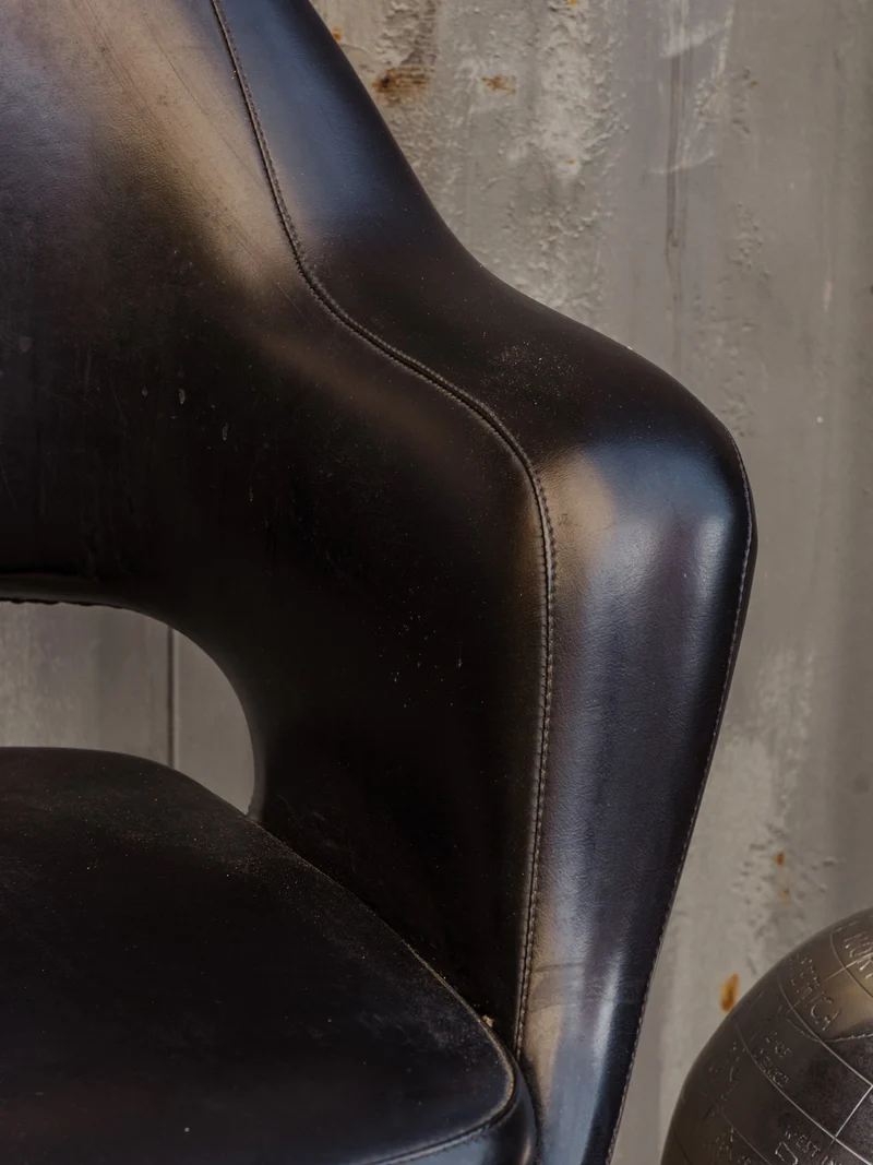 Jakob, le fauteuil en cuir noir et chromé N°1337