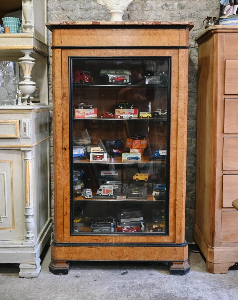 Victoria, la vitrine en bois et marbre N°1321