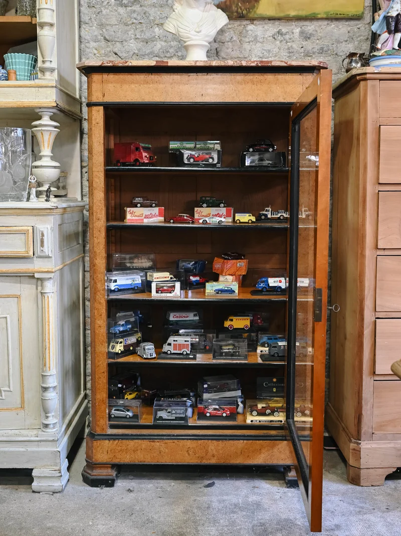 Victoria, la vitrine en bois et marbre N°1321