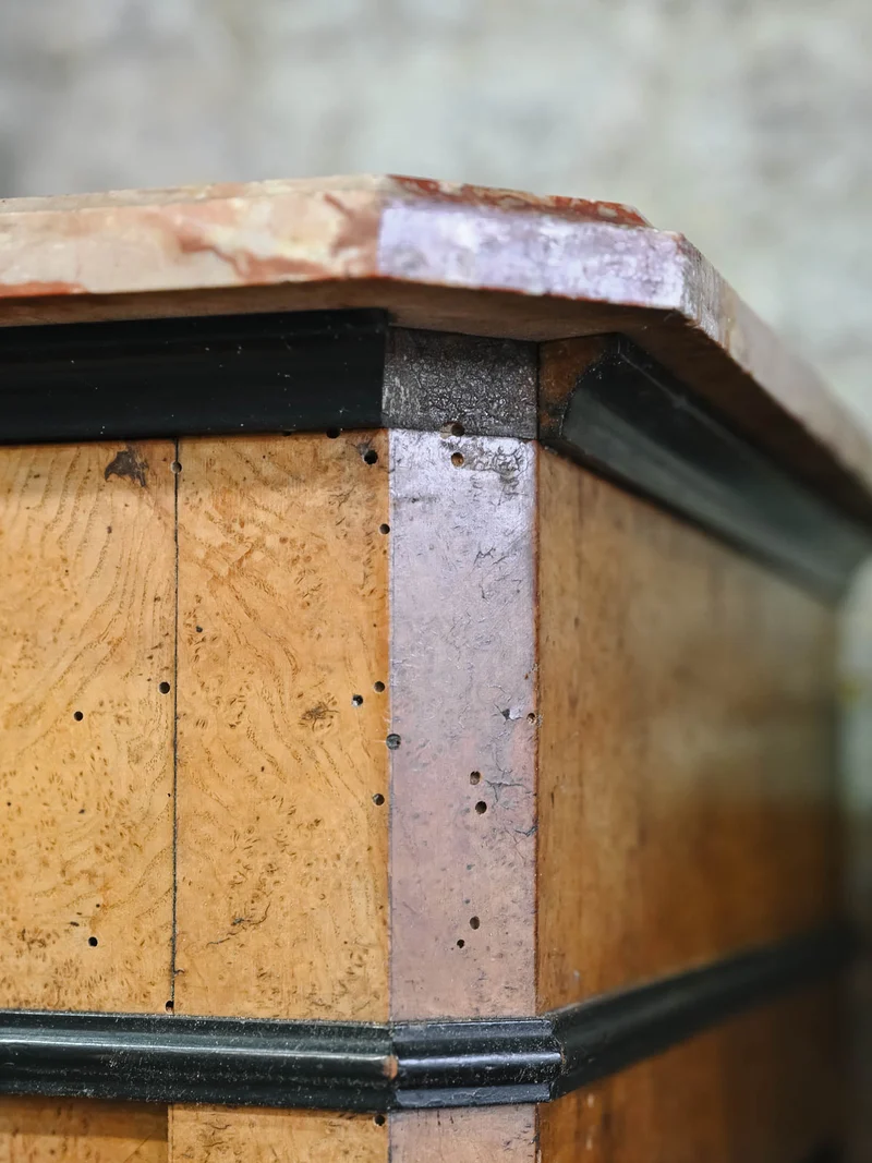 Victoria, la vitrine en bois et marbre N°1321