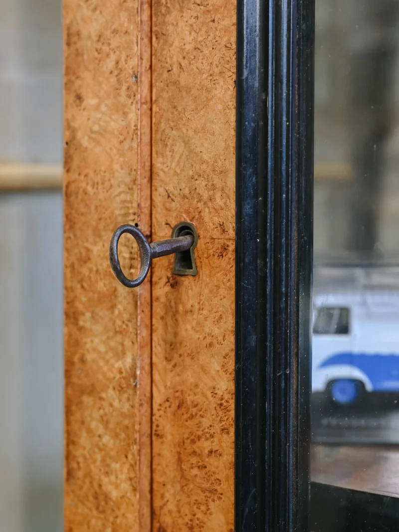 Victoria, la vitrine en bois et marbre N°1321