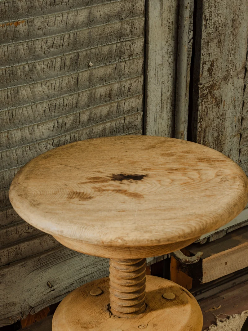 Regis, le tabouret à vis en bois N°1527