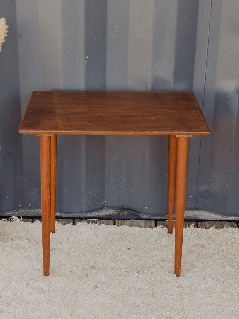 Hanna, la table d'appoint en teck N°1524