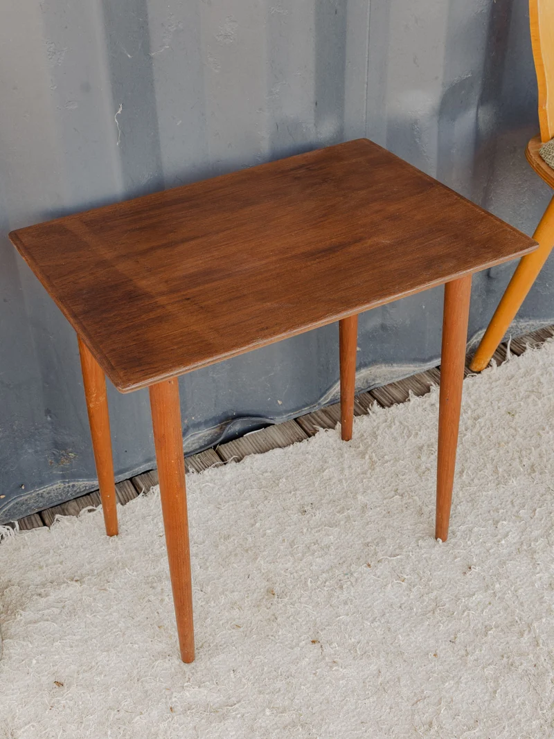 Hanna, la table d'appoint en teck N°1524