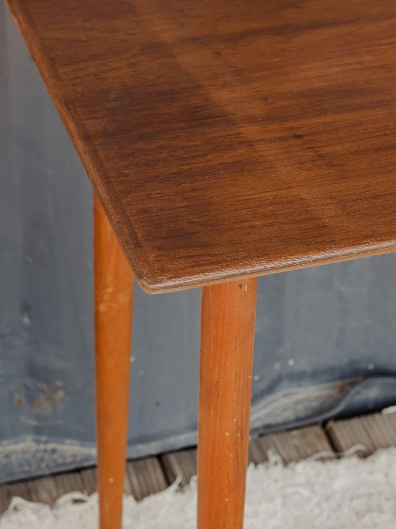 Hanna, la table d'appoint en teck N°1524