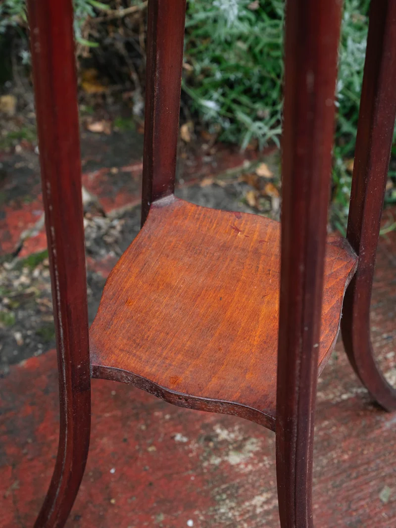 Alfred, le guéridon haut en bois N°1424