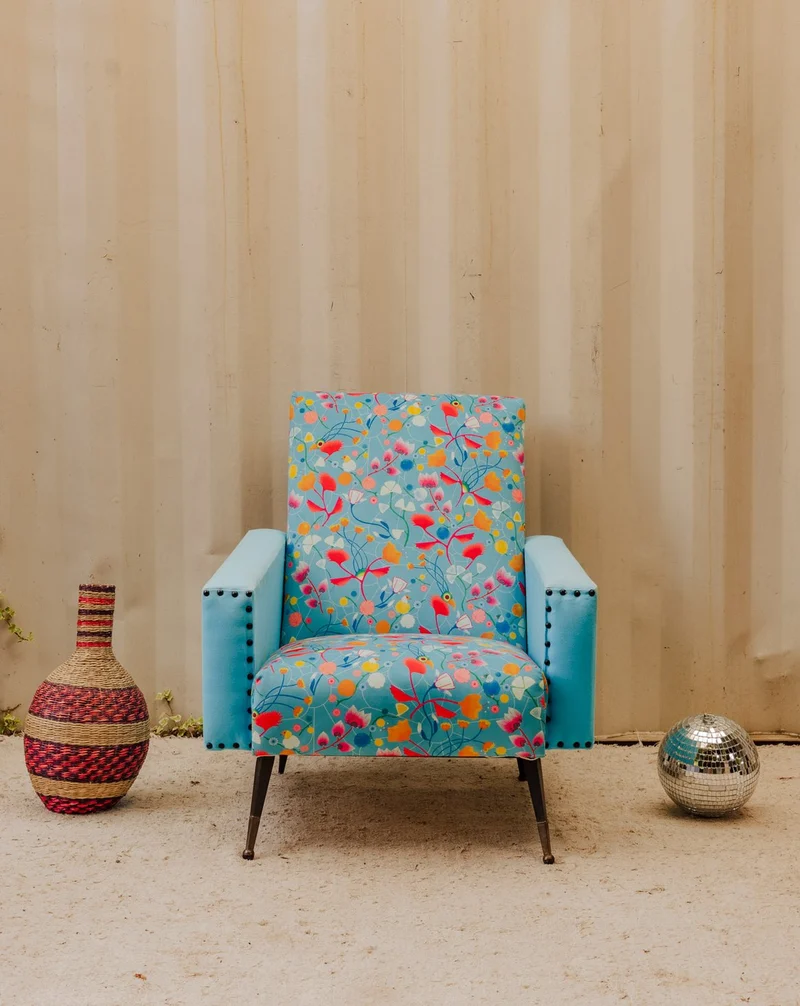 Jakob, le fauteuil en tissu bleu à motifs N°1341