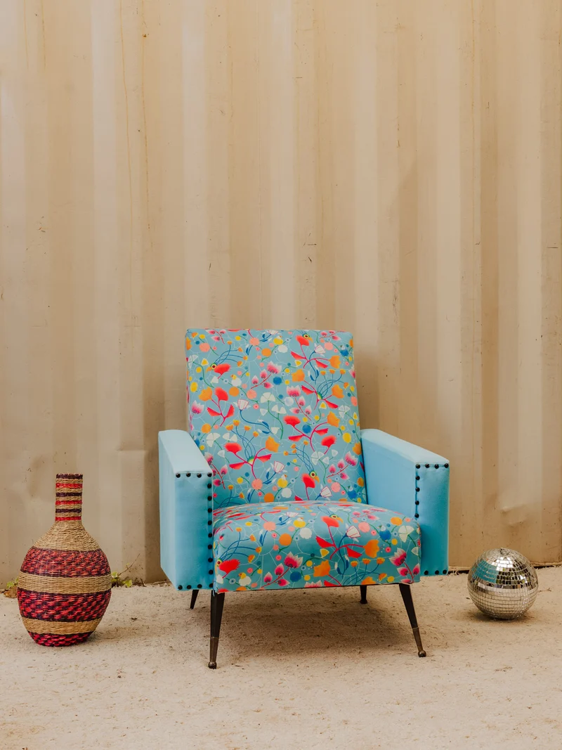 Jakob, le fauteuil en tissu bleu à motifs N°1341