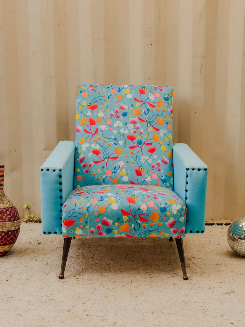 Jakob, le fauteuil en tissu bleu à motifs N°1341