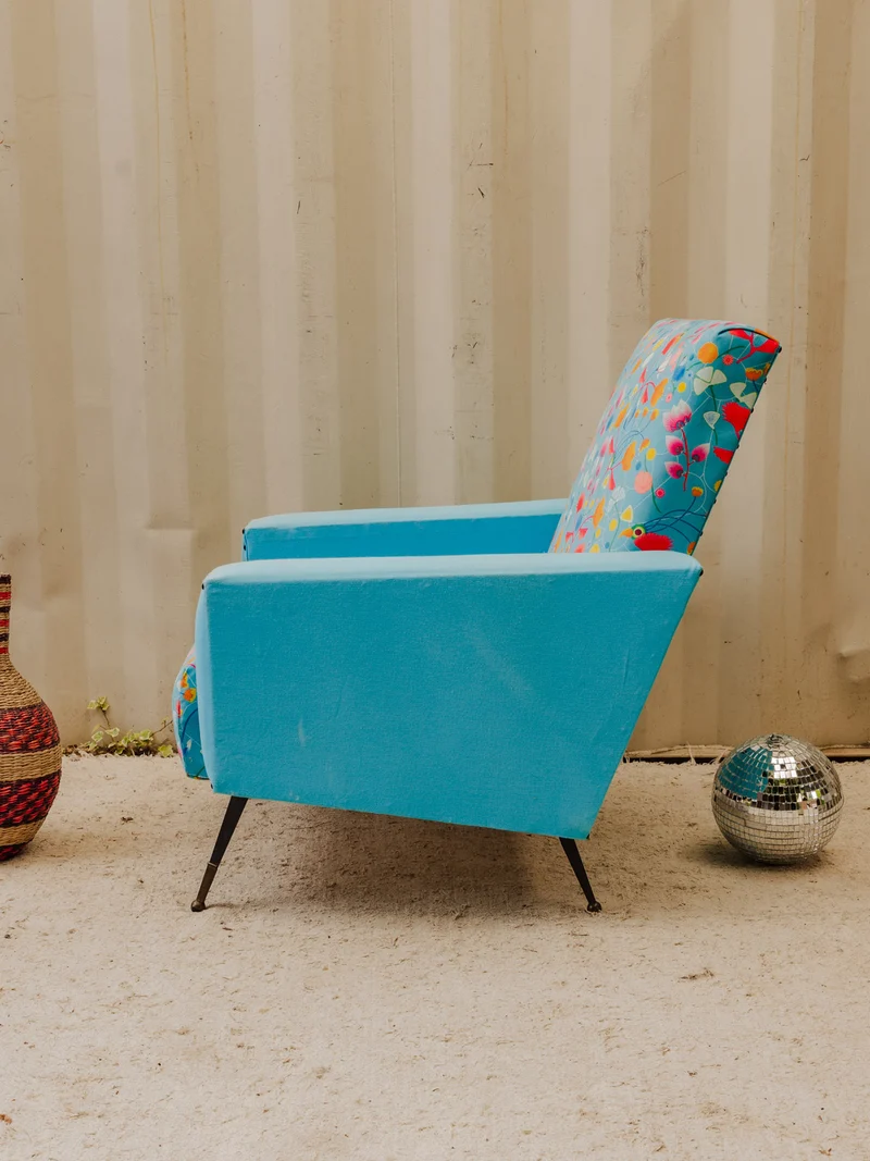 Jakob, le fauteuil en tissu bleu à motifs N°1341