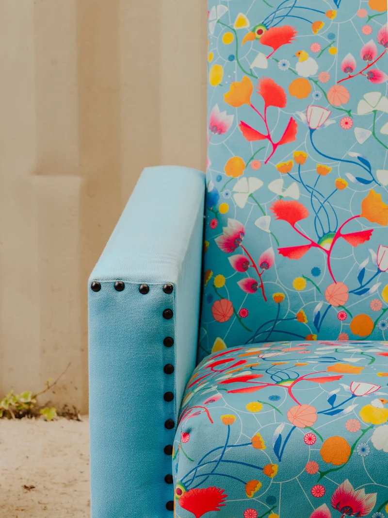 Jakob, le fauteuil en tissu bleu à motifs N°1341