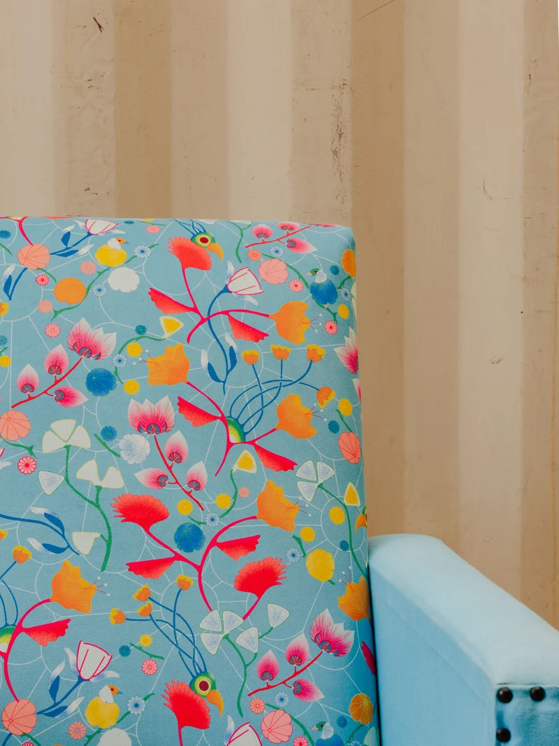 Jakob, le fauteuil en tissu bleu à motifs N°1341