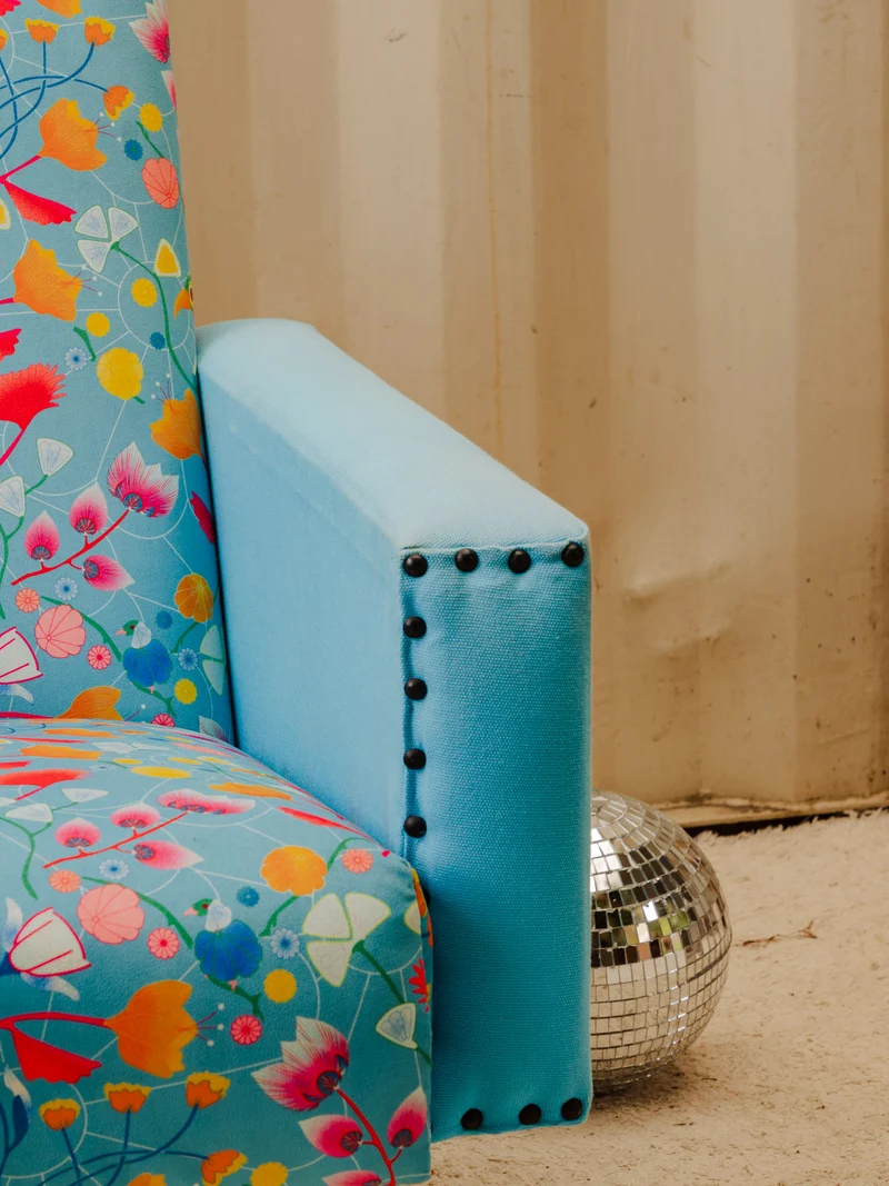 Jakob, le fauteuil en tissu bleu à motifs N°1341