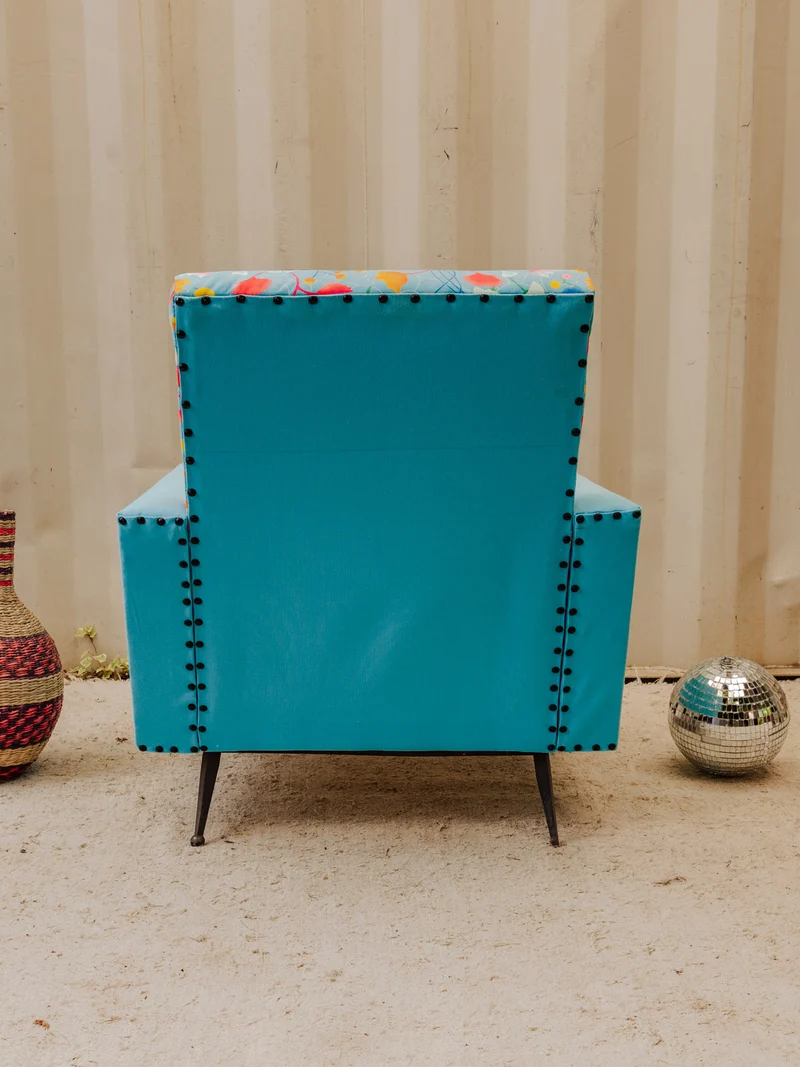 Jakob, le fauteuil en tissu bleu à motifs N°1341