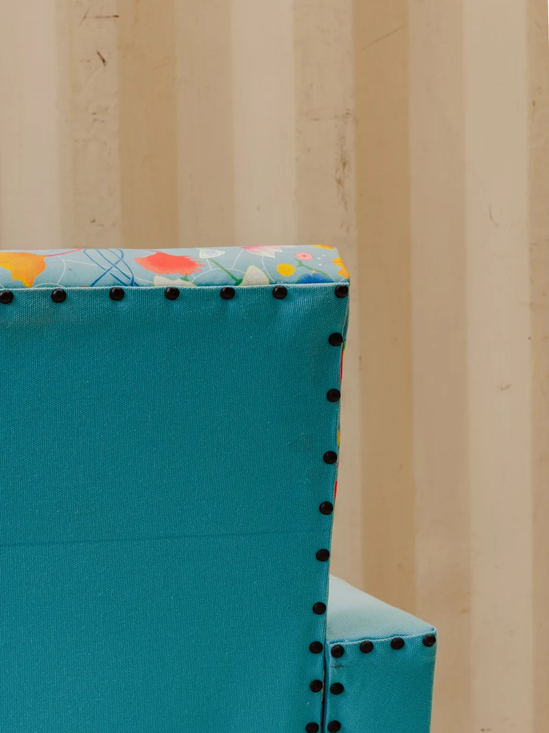 Jakob, le fauteuil en tissu bleu à motifs N°1341