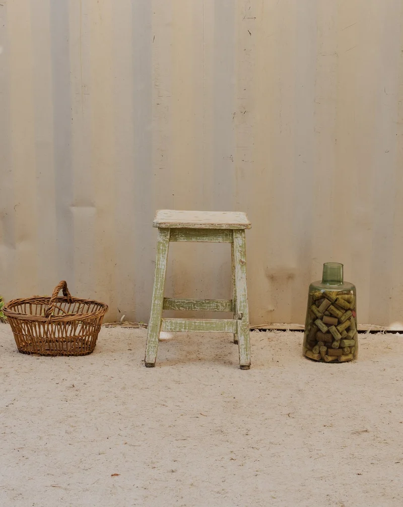 Regis, le tabouret en bois blanc patiné N°1519