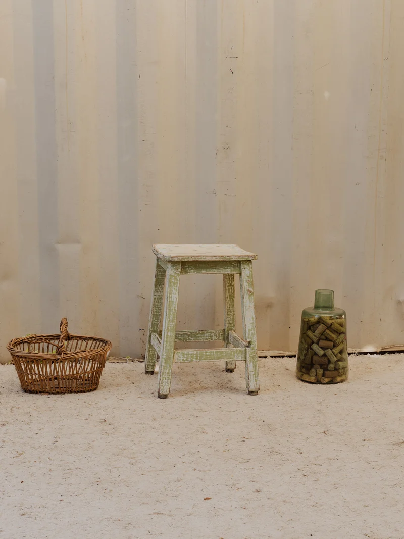 Regis, le tabouret en bois blanc patiné N°1519