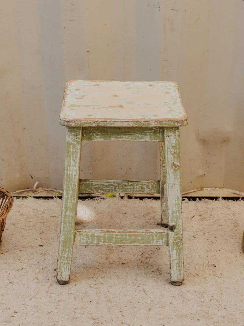 Regis, le tabouret en bois blanc patiné N°1519