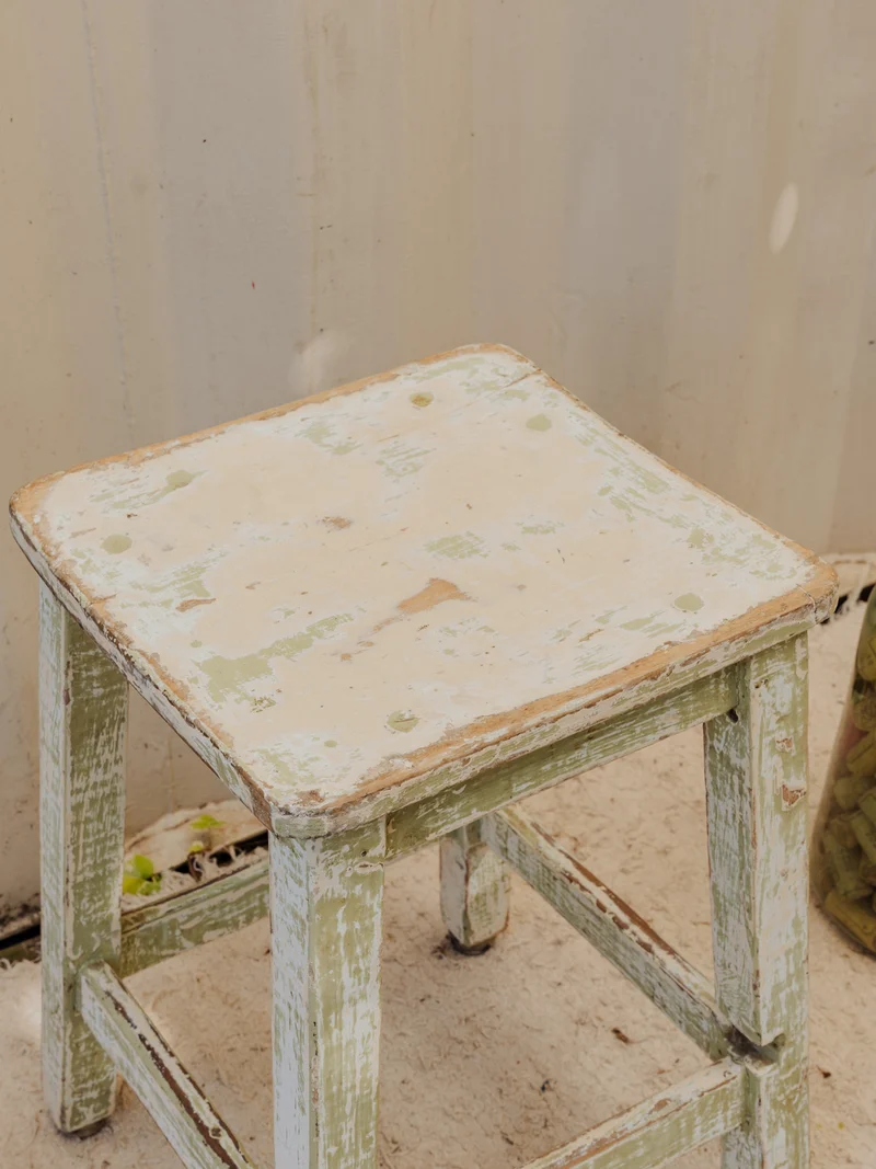 Regis, le tabouret en bois blanc patiné N°1519