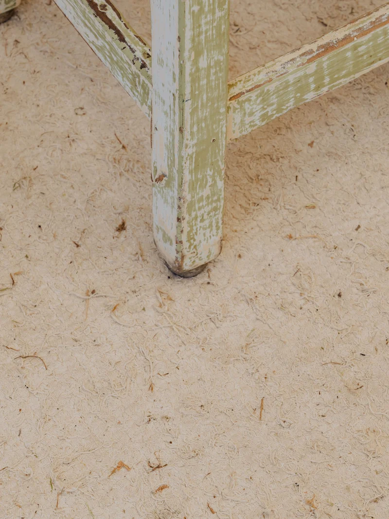 Regis, le tabouret en bois blanc patiné N°1519