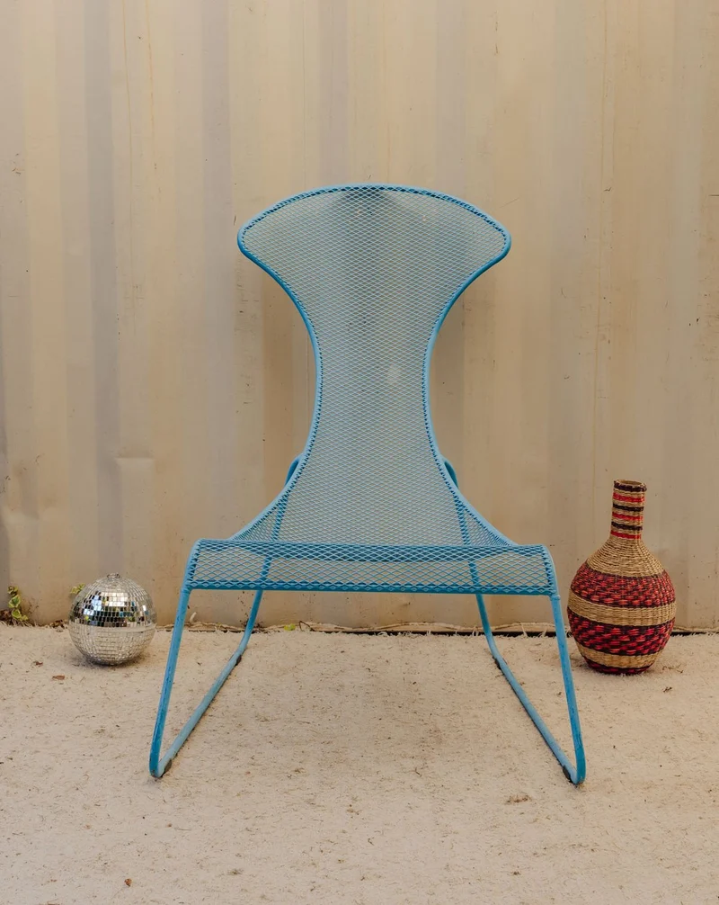 Alma, la grande chaise en métal bleu N°1851