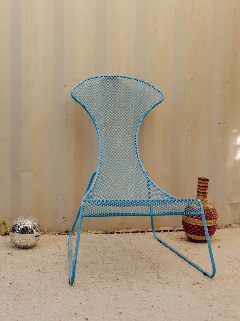 Alma, la grande chaise en métal bleu N°1851