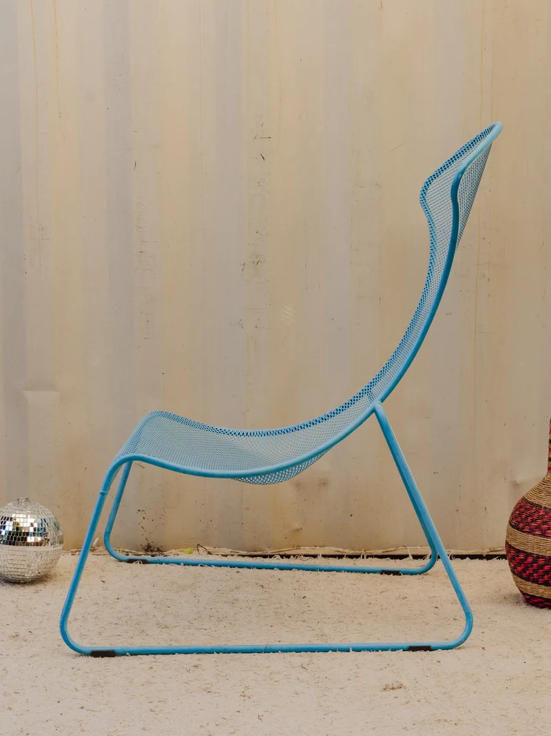 Alma, la grande chaise en métal bleu N°1851