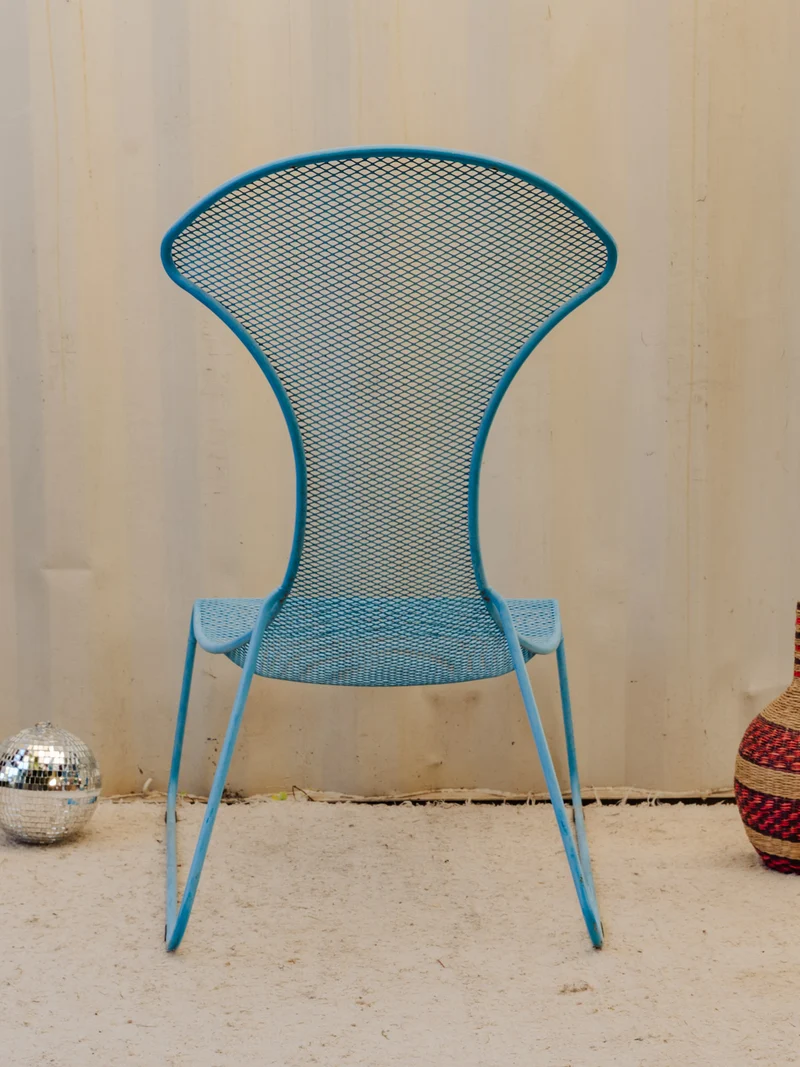 Alma, la grande chaise en métal bleu N°1851