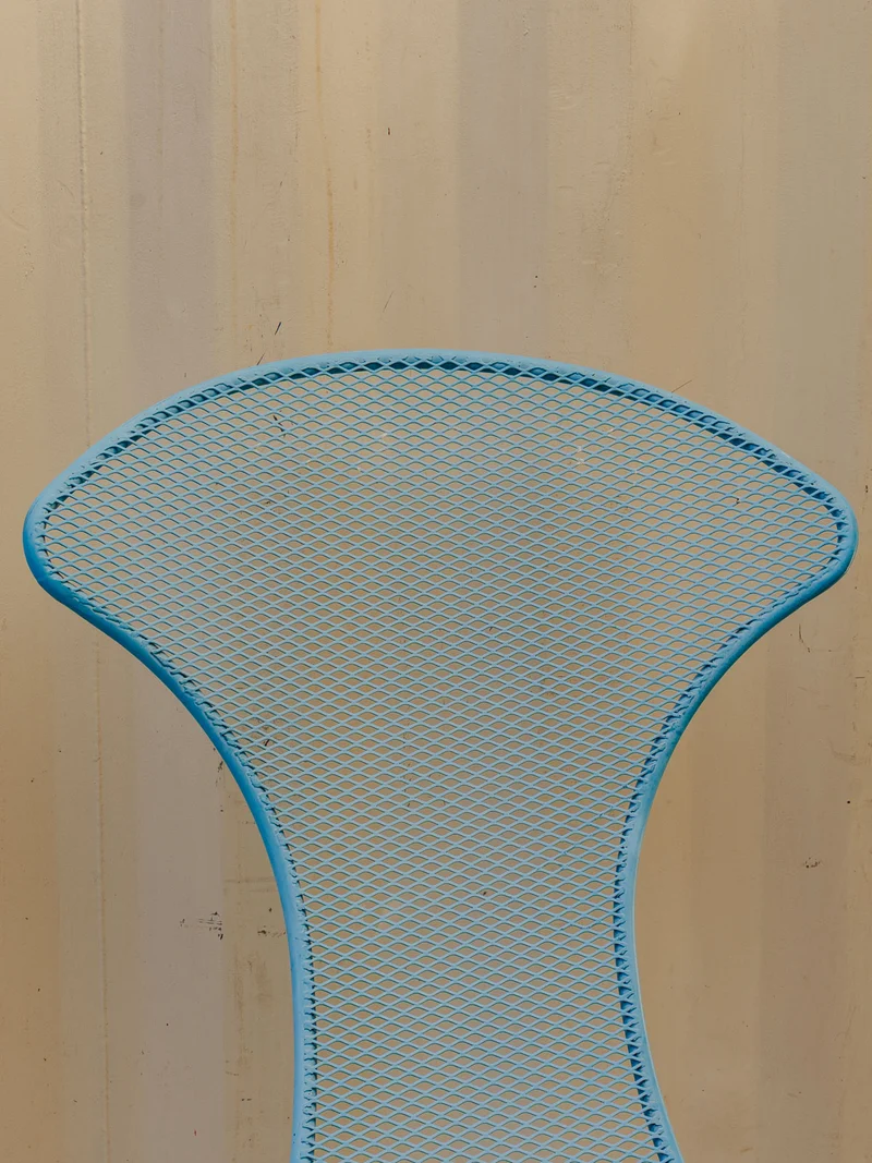 Alma, la grande chaise en métal bleu N°1851