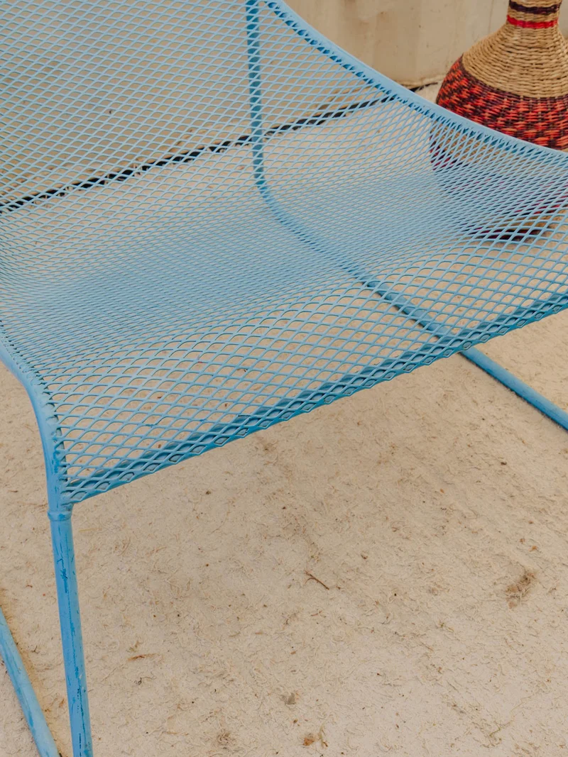 Alma, la grande chaise en métal bleu N°1851