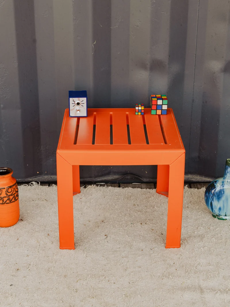 Hanna, la table d'appoint en plastique orange N°1526
