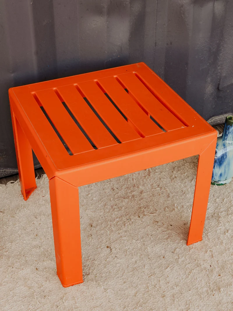 Hanna, la table d'appoint en plastique orange N°1526