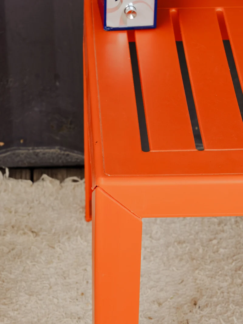 Hanna, la table d'appoint en plastique orange N°1526