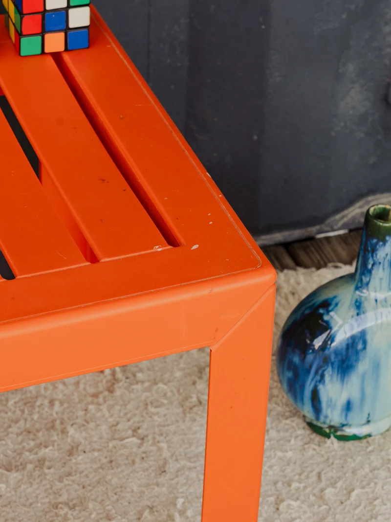 Hanna, la table d'appoint en plastique orange N°1526