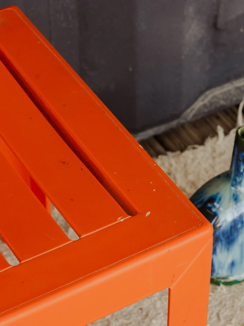 Hanna, la table d'appoint en plastique orange N°1526