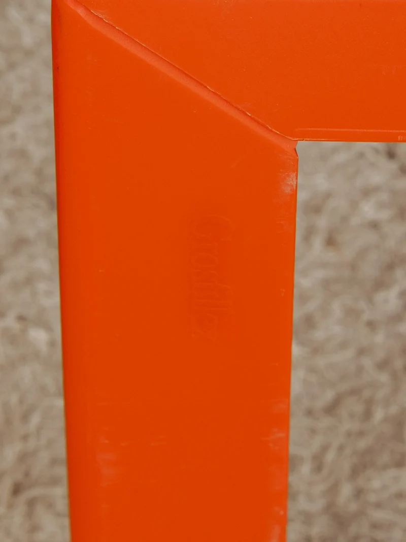 Hanna, la table d'appoint en plastique orange N°1526
