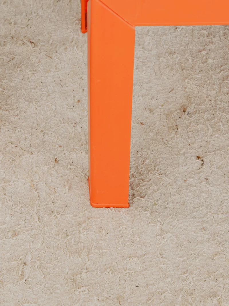 Hanna, la table d'appoint en plastique orange N°1526