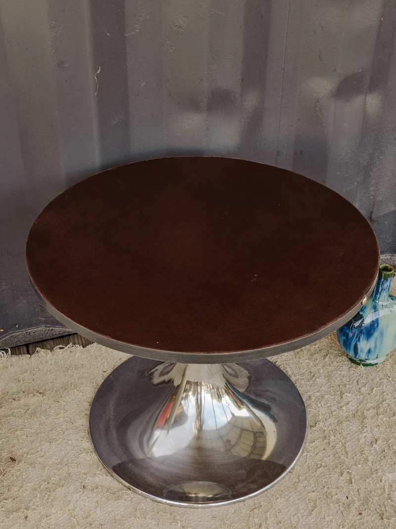 Hanna, la table d'appoint chromée et en cuir noir N°1525
