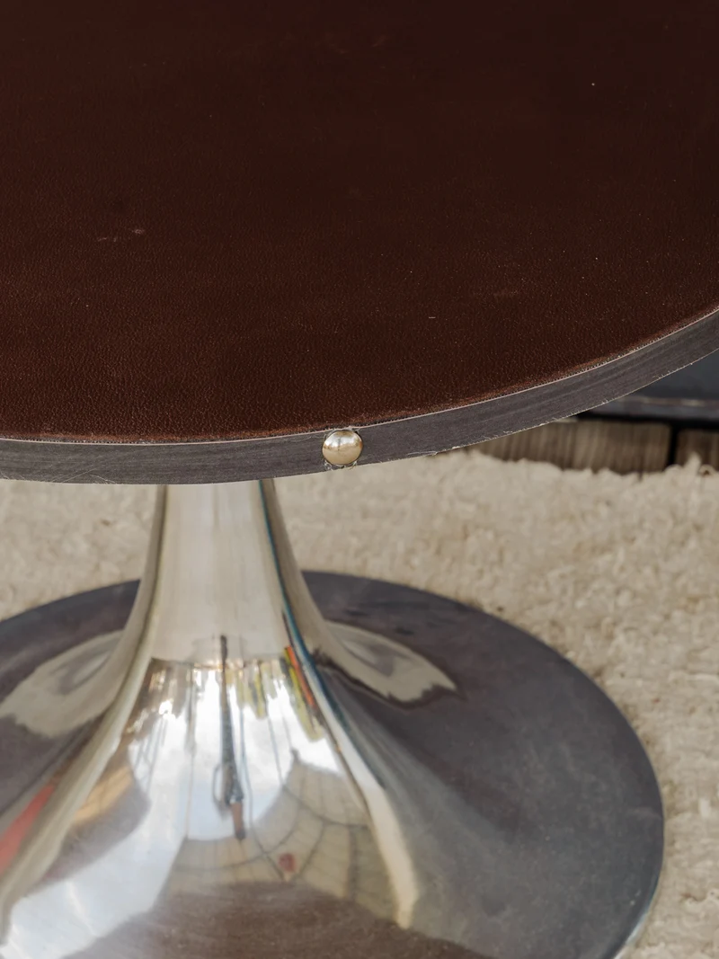 Hanna, la table d'appoint chromée et en cuir noir N°1525