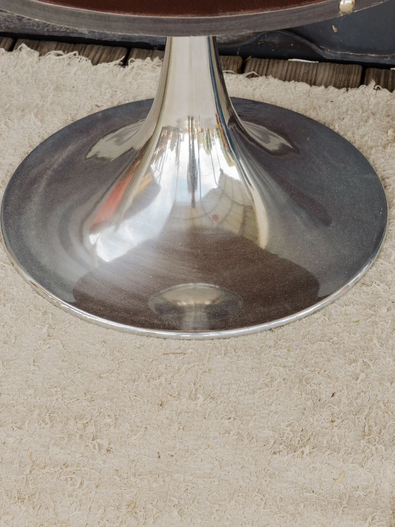 Hanna, la table d'appoint chromée et en cuir noir N°1525